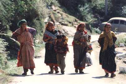    .  Women of the Sacred valley Kullu. Himalayas